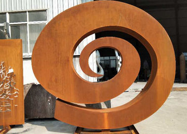Harga yang bagus Patung logam taman luar ruangan baja Corten berkarat desain Spiral alami on line