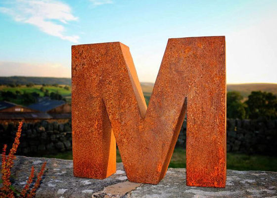 Harga yang bagus Dekorasi taman Corten Steel Patung Landscape Surat M Berkarat Luar Patung Logam on line