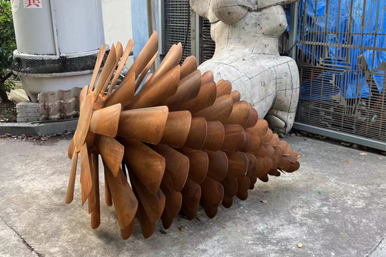 Seni Taman Perhiasan Luar Ruang Corten Steel Rusty Pine Cone Sculpture