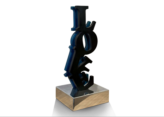 Harga yang bagus Seni Dekoratif Baja Rinsing Hitam & Biru Love Sculpture Dengan Dasar yang Dipoli on line