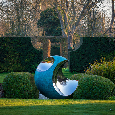 Metallic Crescent Artwork Stainless Steel dan Bronze Moon Sculpture