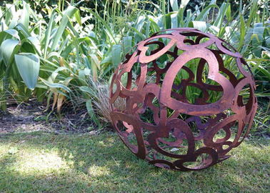 Harga yang bagus Pola jantung besar Corten Steel patung bola berongga logam bola taman on line
