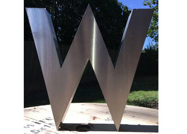 Harga yang bagus Matt Finish Patung Stainless Steel Arsitektur Patung Huruf M Desain on line